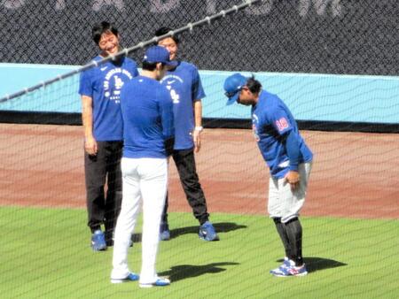 佐々木（左）にあいさつする今永（撮影・小林信行）