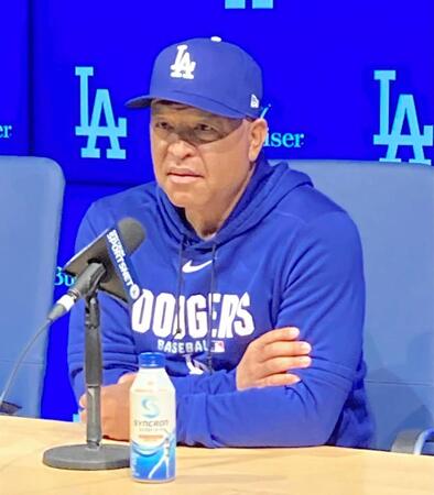 　試合前会見で大谷の打撃について語るロバーツ監督（撮影・小林信行）