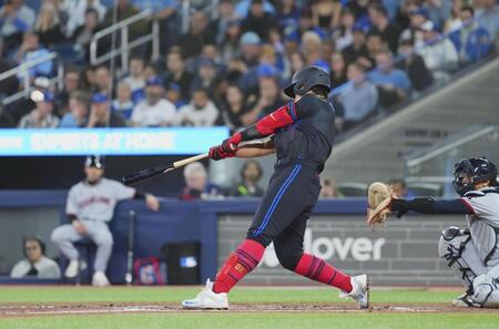 　ガーディアンズ戦の２回、４号ソロを放つブルージェイズ・岡本＝トロント（共同）