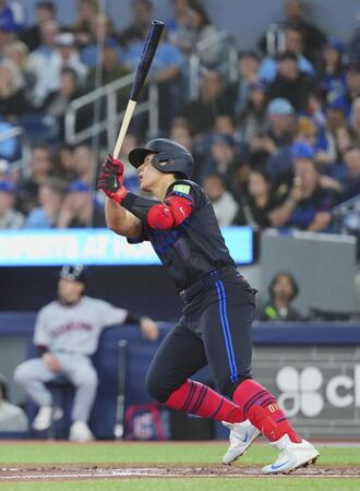 　ガーディアンズ戦の２回、４号ソロを放つブルージェイズ・岡本＝トロント（共同）