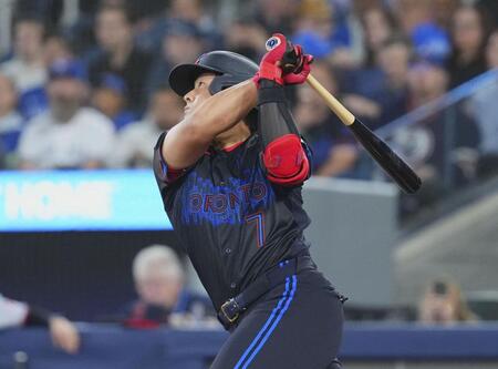 ２回、４号ソロを放つ岡本（提供・共同通信社）