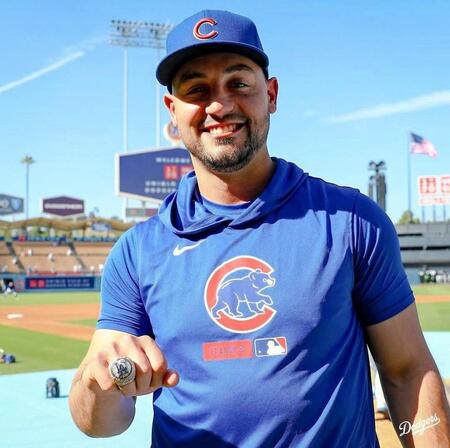 　優勝リングを手に笑みを浮かべるコンフォート（ロサンゼルス・ドジャース提供）