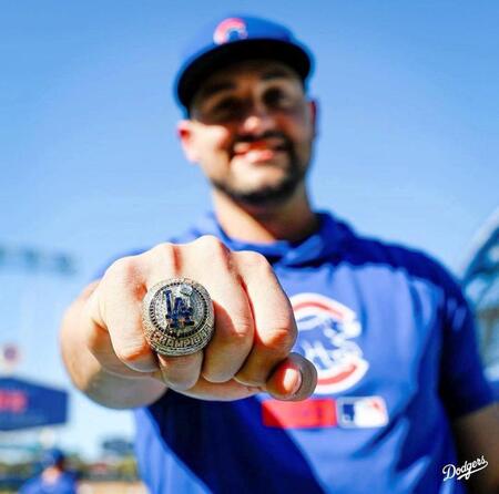 　優勝リングを手に笑みを浮かべるコンフォート（ロサンゼルス・ドジャース提供）