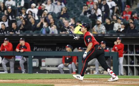 　ナショナルズ戦の４回、11号ソロを放つホワイトソックス・村上＝シカゴ（共同）