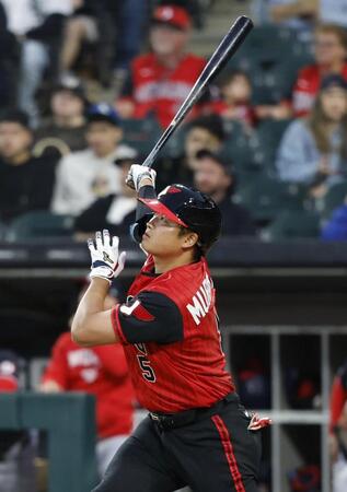 　ナショナルズ戦の４回、11号ソロを放つホワイトソックス・村上＝シカゴ（共同）