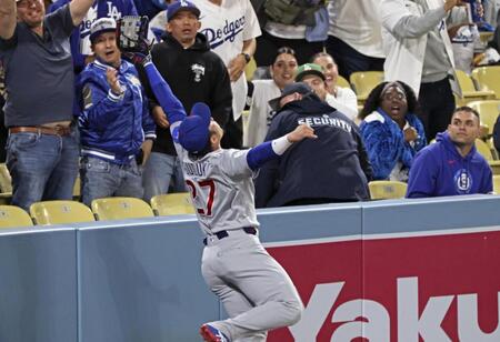 　ドジャース戦の３回、タッカーの本塁打性の大飛球を好捕するカブスの右翼手・鈴木＝ロサンゼルス（共同）