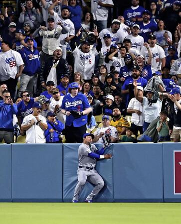 　ドジャース戦の３回、タッカーの本塁打性の大飛球を好捕したカブスの右翼手・鈴木＝ロサンゼルス（共同）