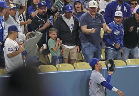 　ドジャース戦の３回、タッカーの本塁打性の大飛球を好捕したカブスの右翼手・鈴木＝ロサンゼルス（共同）