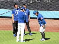 佐々木（左）にあいさつする今永（撮影・小林信行）