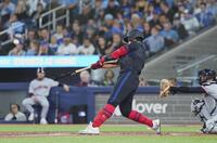 　ガーディアンズ戦の２回、４号ソロを放つブルージェイズ・岡本＝トロント（共同）