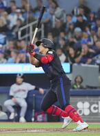 　ガーディアンズ戦の２回、４号ソロを放つブルージェイズ・岡本＝トロント（共同）