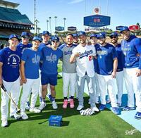 　優勝リングを手に笑みを浮かべるコンフォートとドジャースナイン（ロサンゼルス・ドジャース提供）