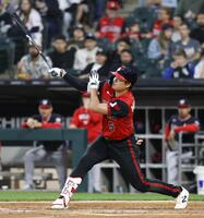 　ナショナルズ戦の４回、11号ソロを放つホワイトソックス・村上＝シカゴ（共同）