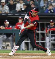 　ナショナルズ戦の４回、11号ソロを放つホワイトソックス・村上＝シカゴ（共同）