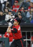 　ナショナルズ戦の４回、11号ソロを放つホワイトソックス・村上＝シカゴ（共同）