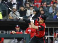 　ナショナルズ戦の４回、11号ソロを放つホワイトソックス・村上＝シカゴ（共同）