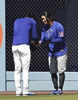 　試合前、握手を交わすドジャース・佐々木（左）とカブス・今永＝ロサンゼルス（共同）