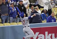 　ドジャース戦の３回、タッカーの本塁打性の大飛球を好捕するカブスの右翼手・鈴木＝ロサンゼルス（共同）