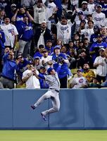 　ドジャース戦の３回、タッカーの本塁打性の大飛球を好捕するカブスの右翼手・鈴木＝ロサンゼルス（共同）