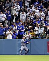 　ドジャース戦の３回、タッカーの本塁打性の大飛球を好捕したカブスの右翼手・鈴木＝ロサンゼルス（共同）