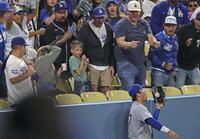 　ドジャース戦の３回、タッカーの本塁打性の大飛球を好捕したカブスの右翼手・鈴木＝ロサンゼルス（共同）