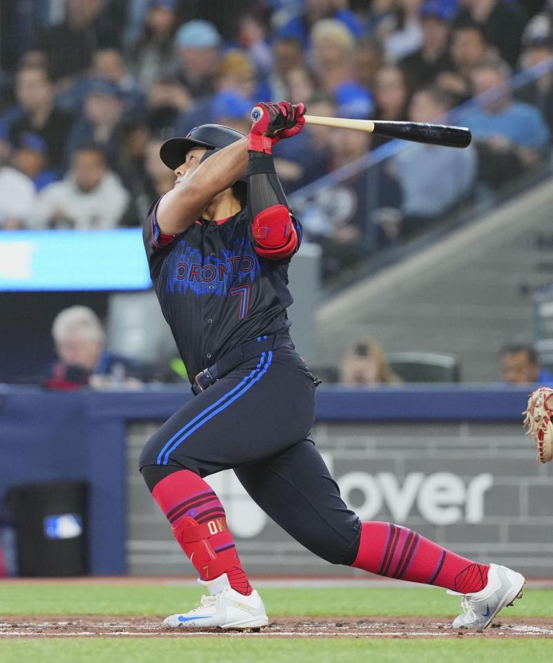 　ガーディアンズ戦の２回、４号ソロを放つブルージェイズ・岡本＝トロント（共同）