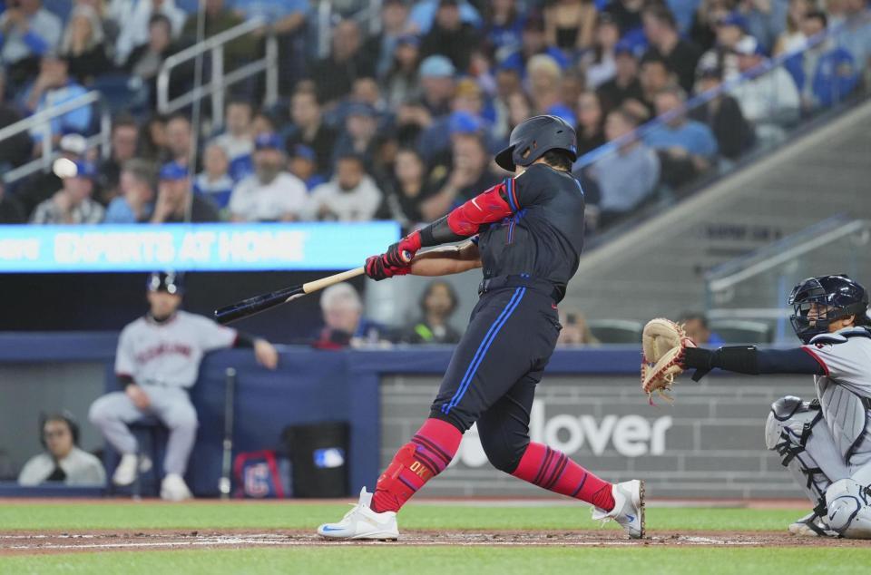 　ガーディアンズ戦の２回、４号ソロを放つブルージェイズ・岡本＝トロント（共同）