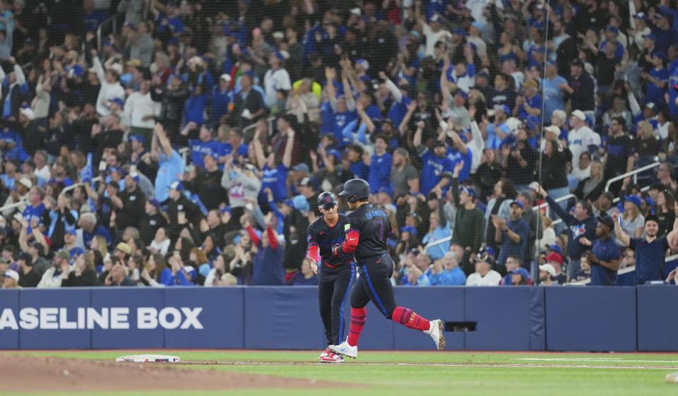 　ガーディアンズ戦の２回、４号ソロを放ち塁を回るブルージェイズ・岡本＝トロント（共同）