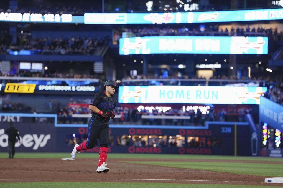 　ガーディアンズ戦の２回、４号ソロを放ち塁を回るブルージェイズ・岡本＝トロント（共同）