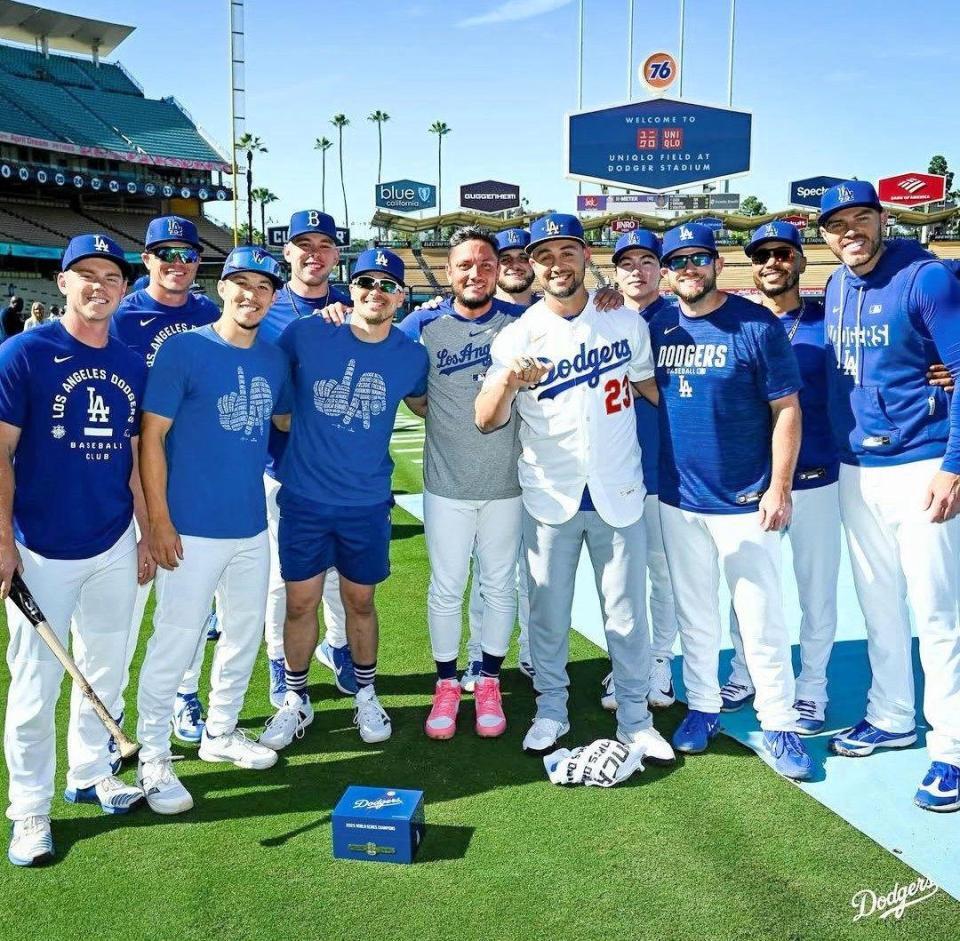 　優勝リングを手に笑みを浮かべるコンフォートとドジャースナイン（ロサンゼルス・ドジャース提供）