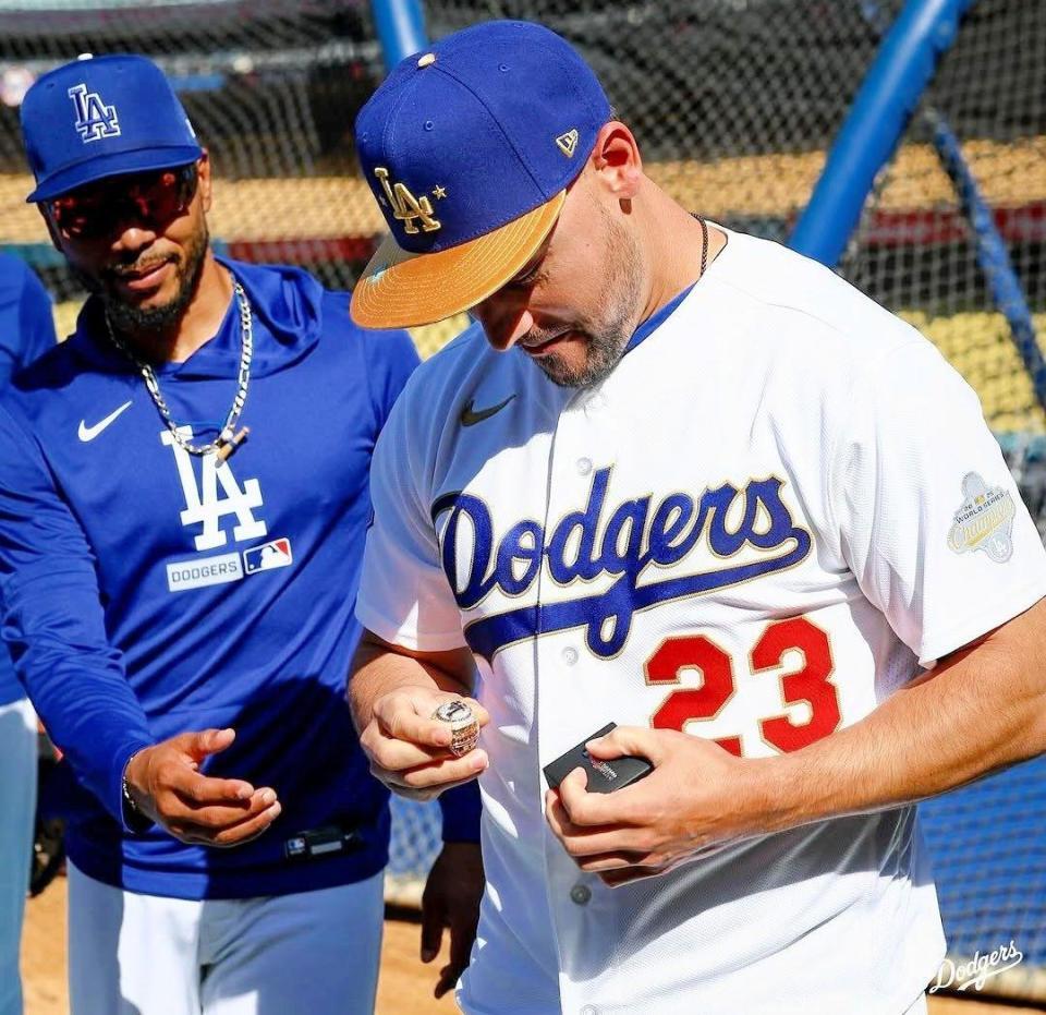 　優勝リングを手に笑みを浮かべるコンフォート（ロサンゼルス・ドジャース提供）