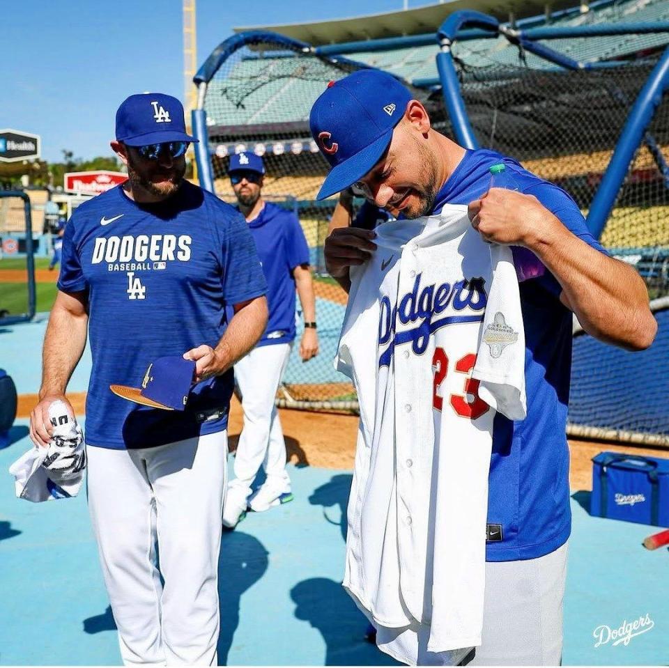 　ゴールドユニをプレゼントされたコンフォート（ロサンゼルス・ドジャース提供）