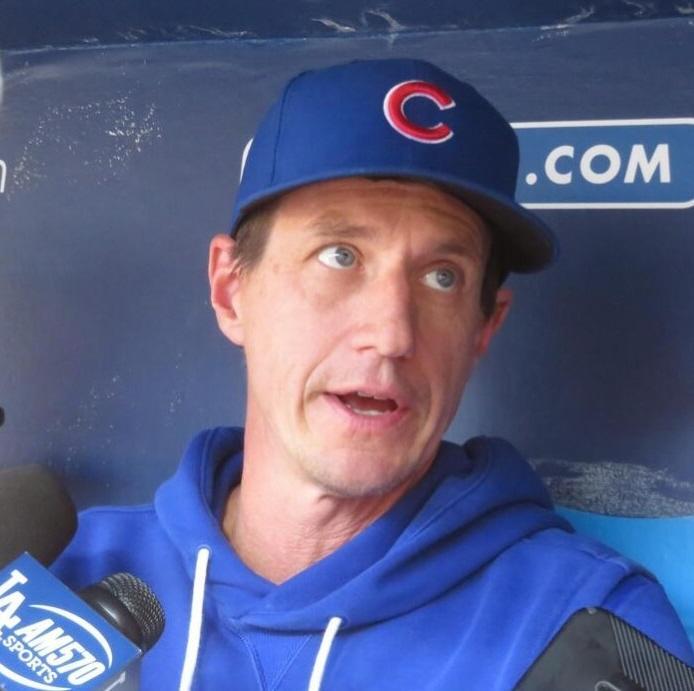 試合前のベンチで報道陣の質問に答えるカウンセル監督(撮影・小林信行)