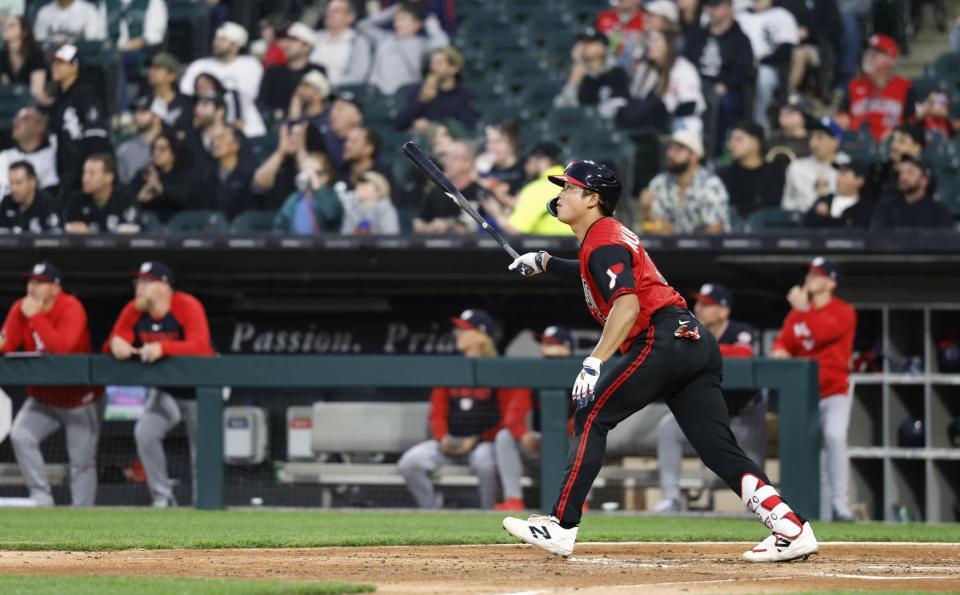 　ナショナルズ戦の４回、11号ソロを放つホワイトソックス・村上＝シカゴ（共同）