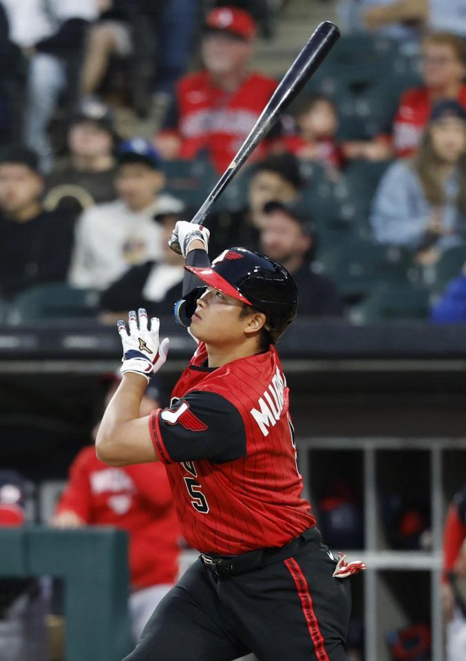 　ナショナルズ戦の４回、11号ソロを放つホワイトソックス・村上＝シカゴ（共同）