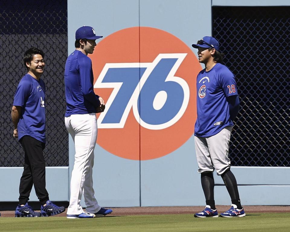 　試合前、言葉を交わすドジャース・佐々木（中央）とカブス・今永（右）＝ロサンゼルス（共同）