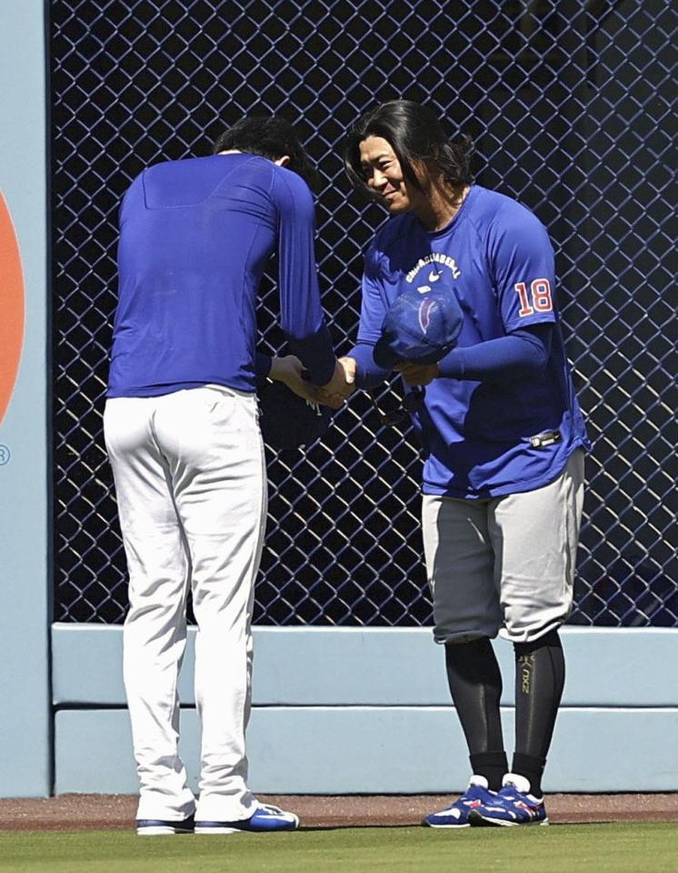 　試合前、握手を交わすドジャース・佐々木（左）とカブス・今永＝ロサンゼルス（共同）