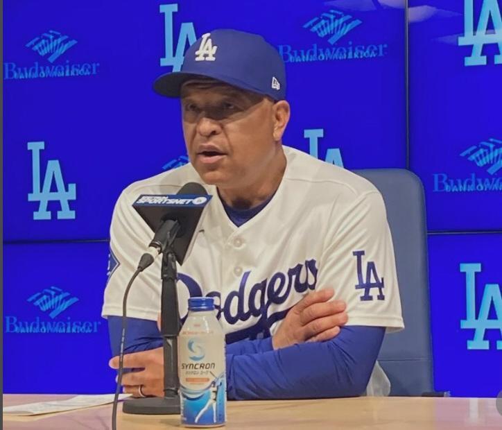 試合後の会見で報道陣の質問に答えるロバーツ監督（撮影・小林信行）