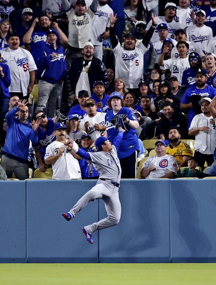 　ドジャース戦の３回、タッカーの本塁打性の大飛球を好捕するカブスの右翼手・鈴木＝ロサンゼルス（共同）