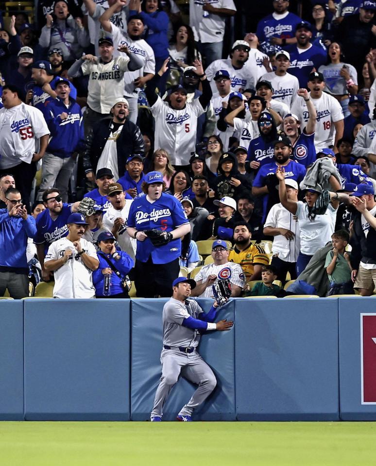 　ドジャース戦の３回、タッカーの本塁打性の大飛球を好捕したカブスの右翼手・鈴木＝ロサンゼルス（共同）