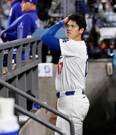 　７回、ベンチで髪をかき上げる大谷（共同）