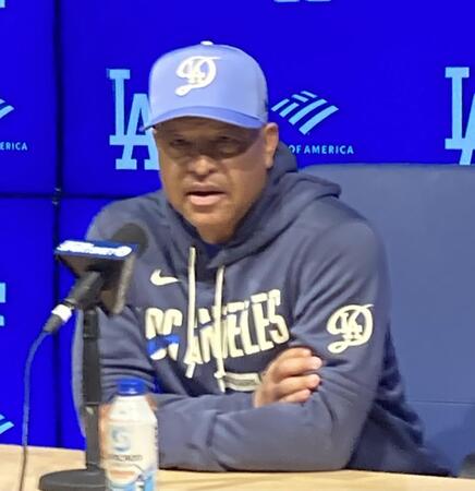 試合前の会見で報道陣の質問に答えるロバーツ監督（撮影・小林信行）