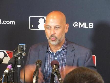 アレックス・コーラ監督