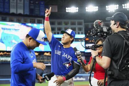 　試合後のインタビューで、歓声に応える岡本（共同）