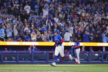 　ガーディアンズ戦の４回、５号ソロを放ち塁を回る岡本（共同）