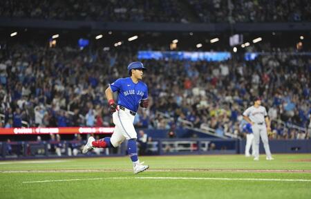 　ガーディアンズ戦の４回、５号ソロを放った岡本（共同）