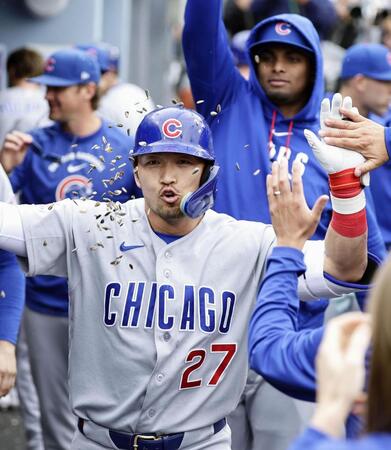 　ドジャース戦の２回、４号ソロを放ち、ベンチで迎えられる鈴木（共同）