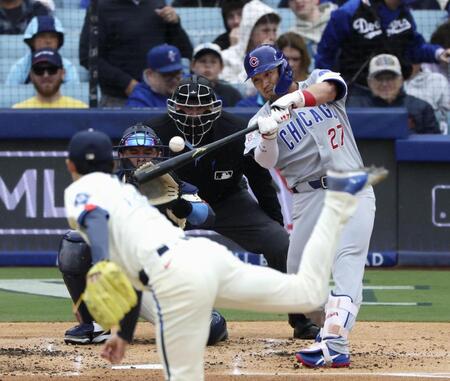 　ドジャース戦の２回、先発佐々木から４号ソロを放つ鈴木（共同）