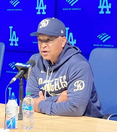 試合後、会見するロバーツ監督（撮影・小林信行）