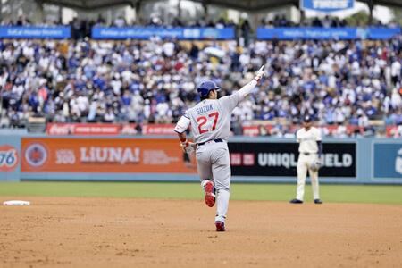 　ドジャース戦の２回、４号ソロを放ち塁を回る鈴木（共同）